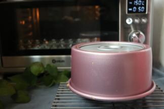 烤好的蛋糕，倒扣晾凉脱模即可。