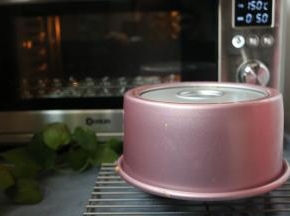 烤好的蛋糕，倒扣晾凉脱模即可。