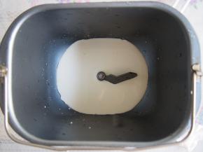 面包机桶中加入牛奶和盐。