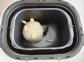 加入切成小块的黄油，继续揉至扩展阶段