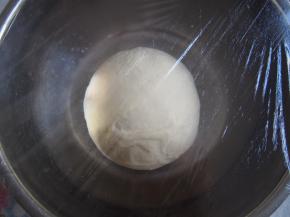 将面团放至柔软的地方发酵至2倍大