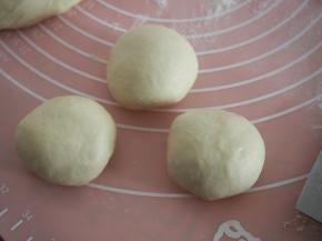 发酵好的面团进行排气后，分成四等份，滚圆后松弛15分钟