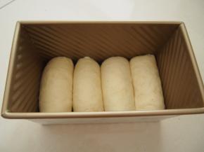 收口朝下放入吐司盒中，继续发酵至8分满