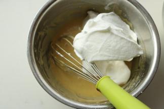 挖一些蛋白霜到蛋黄糊里。