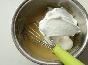 挖一些蛋白霜到蛋黄糊里。