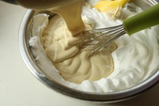 再倒回到剩余的蛋白霜里。