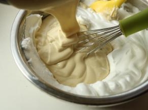 再倒回到剩余的蛋白霜里。