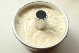 蛋糕糊装入模具，震几下震出气泡。