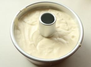 蛋糕糊装入模具，震几下震出气泡。