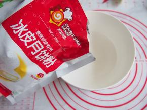 140g冰皮预拌粉用140g热水冲开，搅拌均匀后晾晾