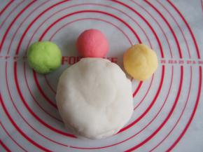 果味粉用热水冲开后，分别取20g冲入冰皮预拌粉，揉成三个不同颜色的小球，也可以直接用干粉揉进冰皮预拌粉中。