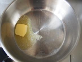 不粘锅中放入黄油融化