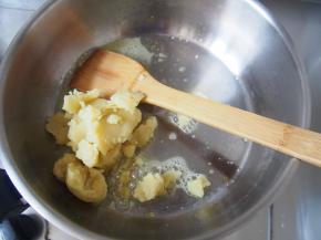 加入绿豆沙馅炒至吸收并略微变干。