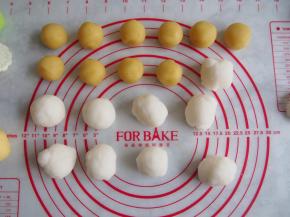 将绿豆沙馅分成20g一个的小团，冰皮分为30g一个的小团。