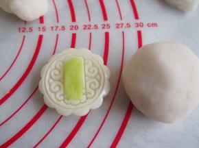用不同颜色的饼皮放在模具上，就可以给饼皮月饼增加花样啦。