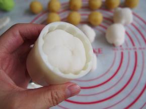 放入模具压紧即可