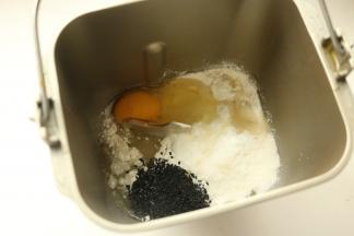 全部材料放入面包机内。