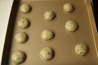 分成大约20克一个的面团，揉圆，放在烤盘里，很黏，注意手上抹油操作。