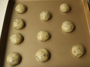 分成大约20克一个的面团，揉圆，放在烤盘里，很黏，注意手上抹油操作。