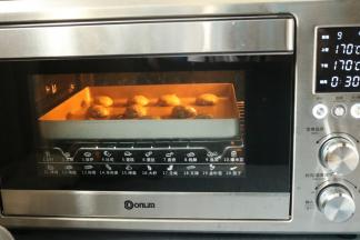 东菱电子岩烤烤箱，中层，170度烤半个小时，不需要预热。