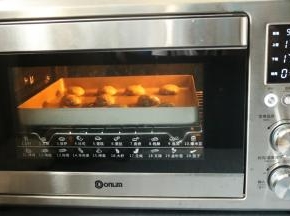 东菱电子岩烤烤箱，中层，170度烤半个小时，不需要预热。