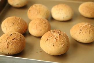 烤好的麻薯面包，圆鼓鼓的好可爱，表面自带性感裂纹。