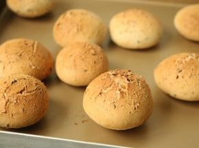 烤好的麻薯面包，圆鼓鼓的好可爱，表面自带性感裂纹。