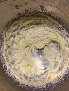 用打蛋器打至顺滑。没有电动的手动打蛋器也可以！