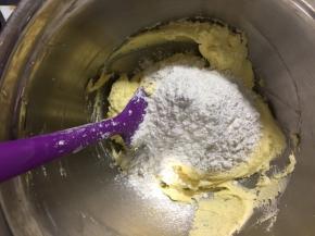 加入糖粉和盐！一定要用糖粉，用白砂糖会有颗粒感！