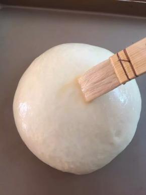 进行二次发酵后再表面刷一层全蛋液，用之前剩下的蛋黄，加点水即可，烤箱预热150度。烘烤30分钟左右，烤好的面包取出放凉！