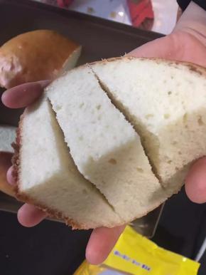 再在面包中间切两刀，夹乳酪馅