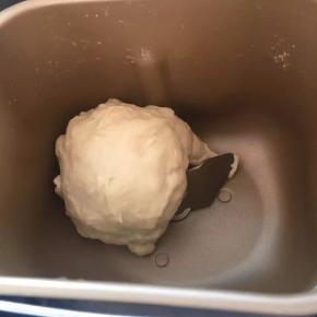 揉成面团后加入黄油，继续揉