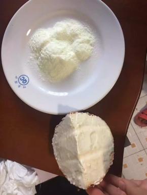 在面包里夹上乳酪馅。表面也涂满