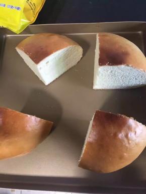 放凉的面包切成四块