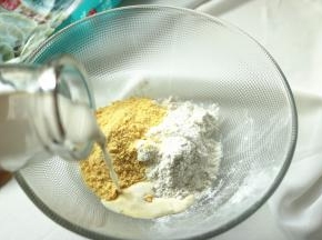 玉米面、小麦粉、酵母和白糖放进盆内，加入牛奶。