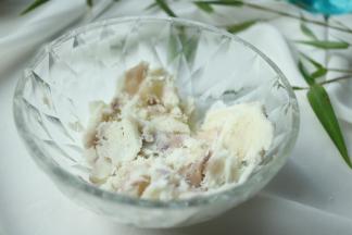 铁棍山药蒸熟，去皮，碾成泥。