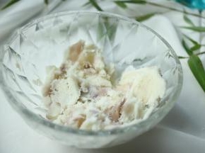 铁棍山药蒸熟，去皮，碾成泥。