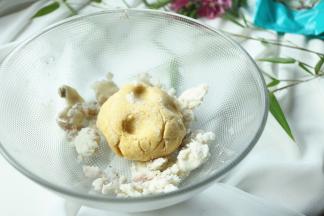 把山药泥和面团混合。