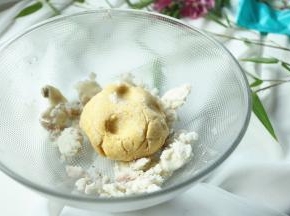 把山药泥和面团混合。