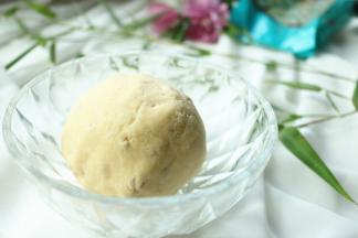 再次揉成均匀的面团，醒发一会。