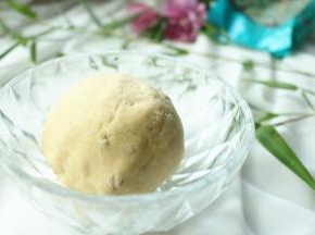 再次揉成均匀的面团，醒发一会。