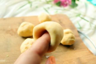 整理成窝头形状，也可以包入豆沙，揉圆。