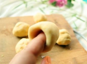 整理成窝头形状，也可以包入豆沙，揉圆。