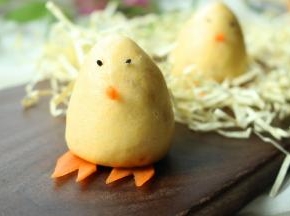 用胡萝卜做出脚丫子和嘴巴，黑芝麻当眼睛，装饰一下，萌哒哒的小鸡就做好了。