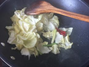 放入手撕包菜炒