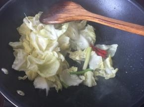 放入手撕包菜炒