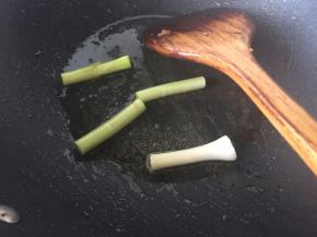 . 然后倒出多余的油，锅里留余油放入蒜苗头和干红辣椒煸香