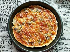 出炉稍微冷却，表面挤沙拉酱