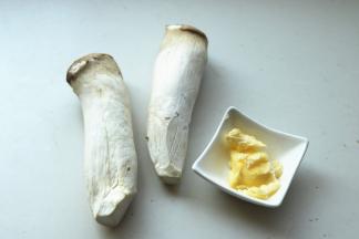 准备好杏鲍菇和黄油。