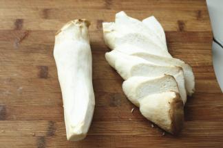 杏鲍菇切厚片。